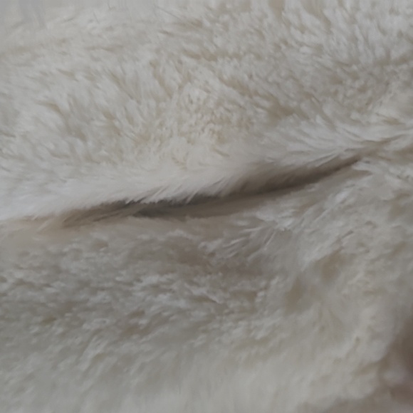 Faux Fur Boa Scarf Collar Wrap Gray White Soft Non-Itch Lining NEW - Picture 4 of 6